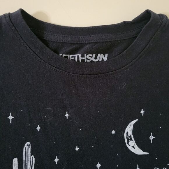 Fifth Sun Howling Wolf In The Desert Crewneck Black Short Sleeve Tee - Picture 9 of 11